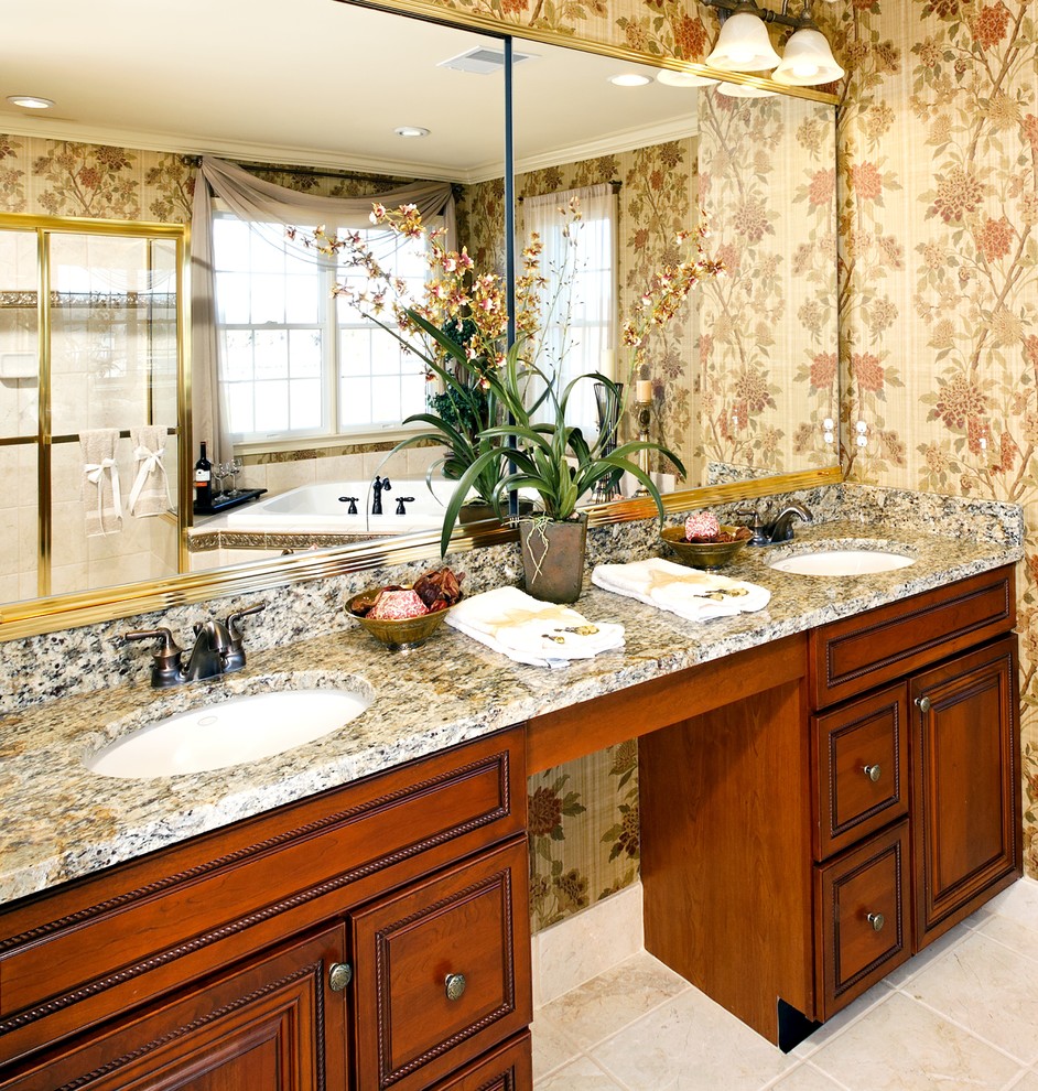На фото: главная ванная комната среднего размера в классическом стиле с бежевой плиткой, полом из травертина, врезной раковиной, желтым полом и коричневой столешницей