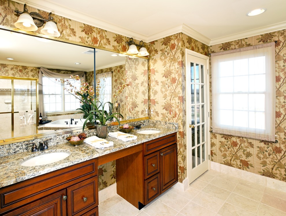 Immagine di una stanza da bagno padronale chic di medie dimensioni con piastrelle beige, pavimento in travertino, lavabo sottopiano, pavimento giallo e top marrone