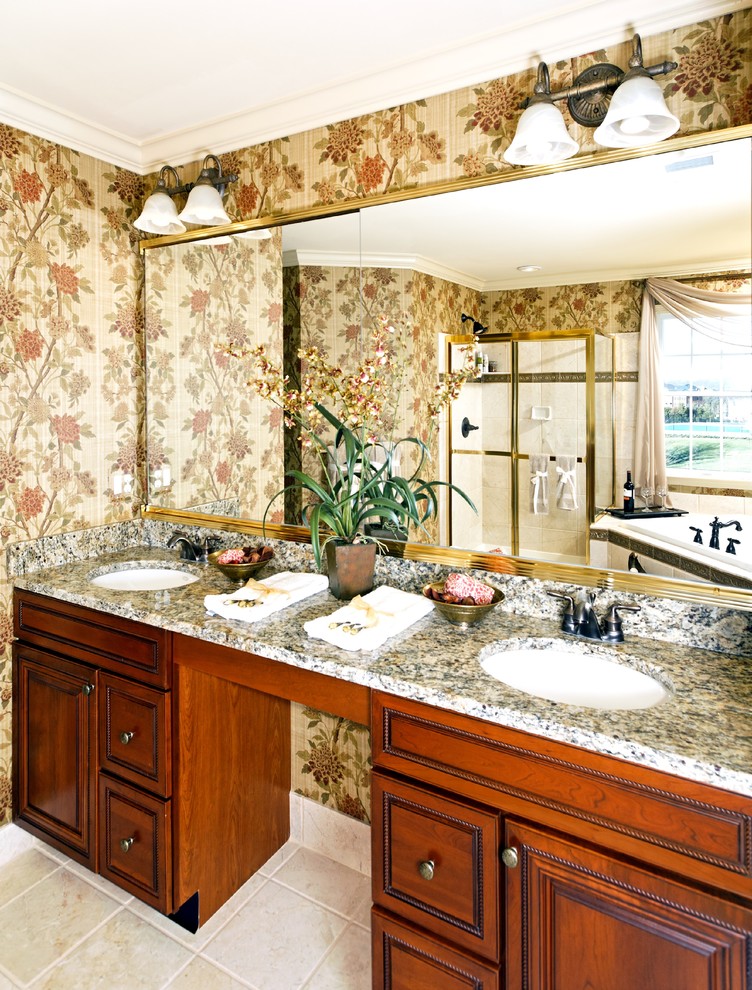 Modelo de cuarto de baño principal clásico de tamaño medio con baldosas y/o azulejos beige, suelo de travertino, lavabo bajoencimera, suelo amarillo y encimeras marrones