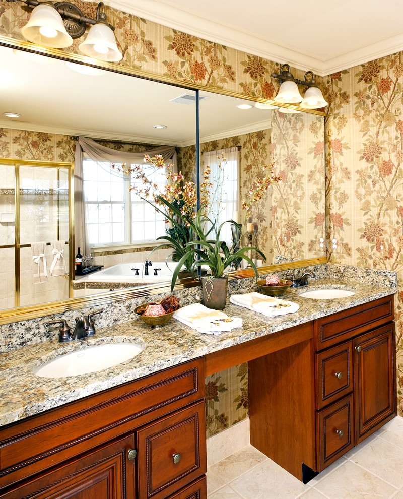 Идея дизайна: главная ванная комната среднего размера в классическом стиле с бежевой плиткой, полом из травертина, врезной раковиной, желтым полом и коричневой столешницей