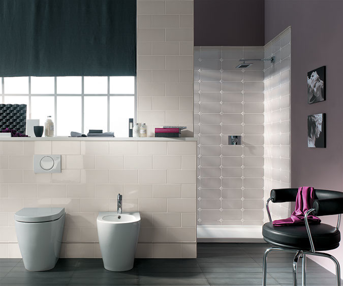На фото: большая главная ванная комната в стиле неоклассика (современная классика) с белой плиткой, керамической плиткой, фиолетовыми стенами, полом из керамогранита, унитазом-моноблоком, серым полом, угловым душем и открытым душем