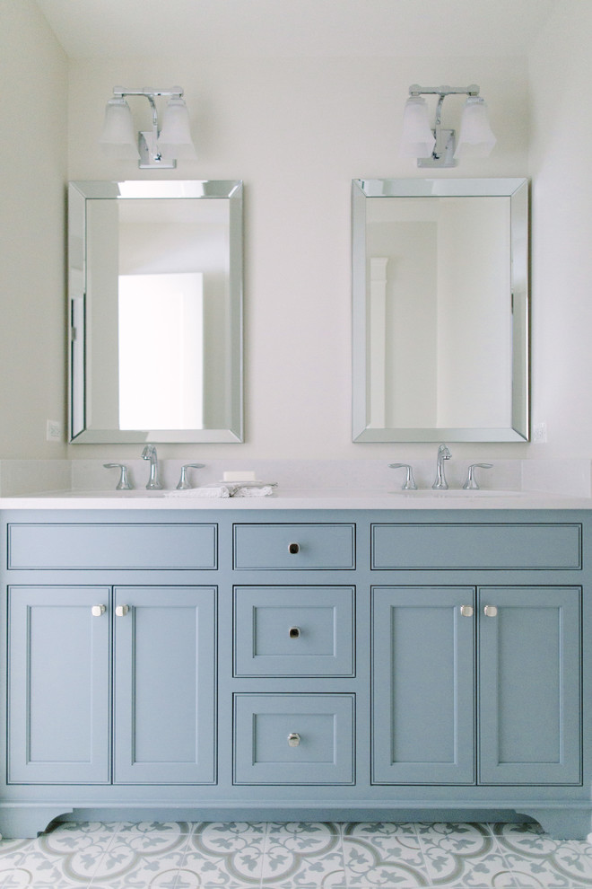 Ejemplo de cuarto de baño clásico de tamaño medio con armarios con paneles empotrados, paredes blancas, suelo de baldosas de cerámica y lavabo bajoencimera