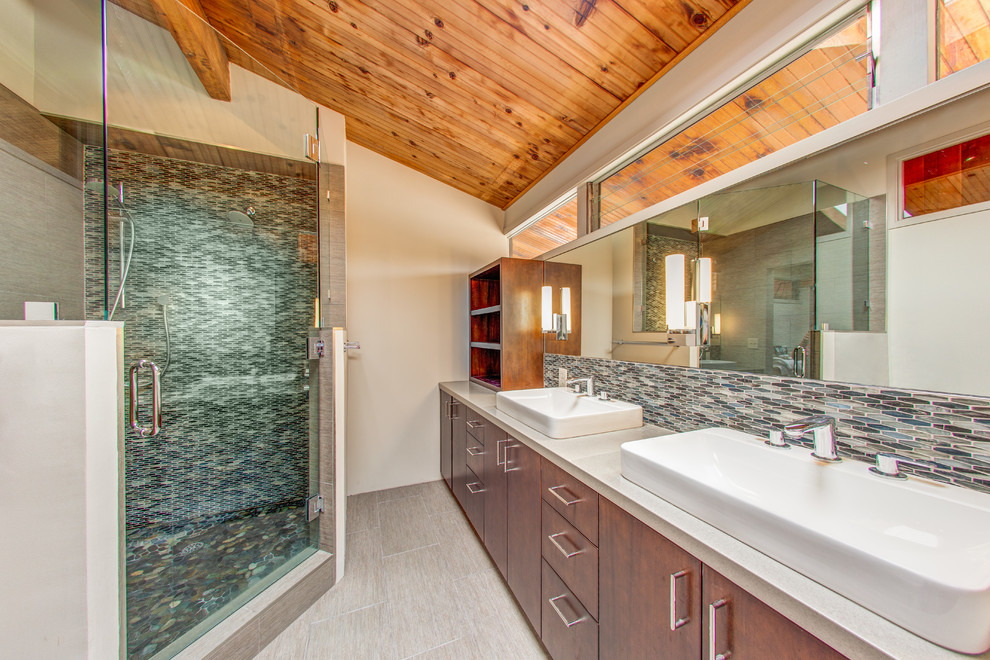 Foto de cuarto de baño rectangular contemporáneo con lavabo sobreencimera