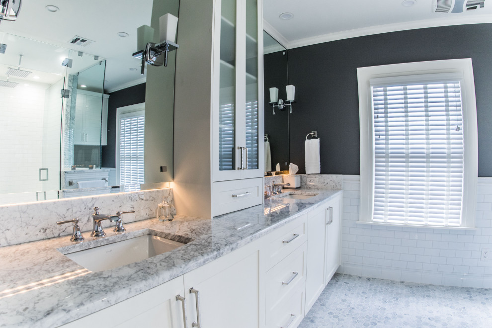 Bild på ett mellanstort vintage grå grått en-suite badrum, med skåp i shakerstil, vita skåp, vit kakel, keramikplattor, marmorbänkskiva, en dubbeldusch, en bidé, grå väggar, marmorgolv, ett undermonterad handfat och grått golv