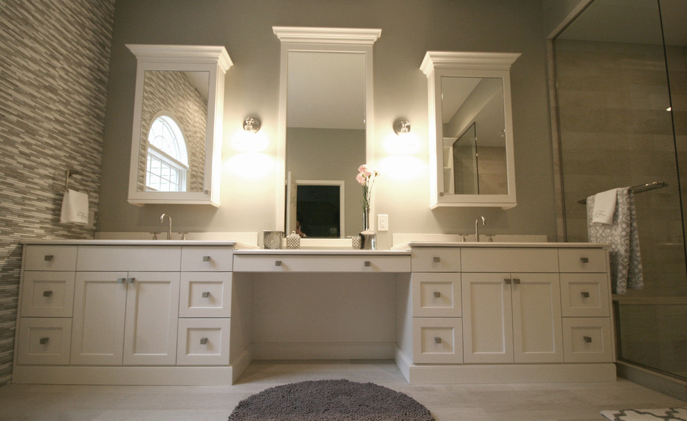 Exempel på ett klassiskt badrum, med ett undermonterad handfat, skåp i shakerstil, vita skåp, en dubbeldusch, en bidé, grå kakel, porslinskakel, grå väggar och klinkergolv i keramik