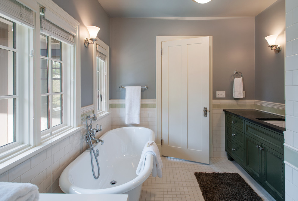 Пример оригинального дизайна: большая главная ванная комната в классическом стиле с отдельно стоящей ванной, белой плиткой, фасадами с утопленной филенкой, зелеными фасадами, унитазом-моноблоком, плиткой кабанчик, синими стенами, врезной раковиной, столешницей из искусственного кварца и белым полом
