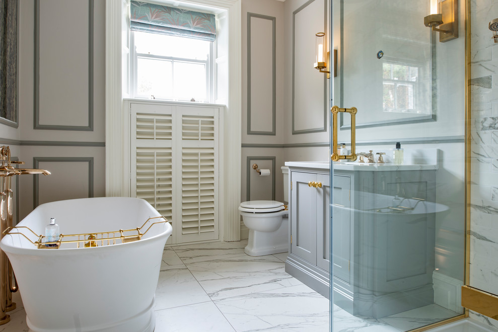 Foto di una stanza da bagno padronale tradizionale con ante in stile shaker, ante grigie, vasca freestanding, pavimento bianco, top bianco e pareti multicolore