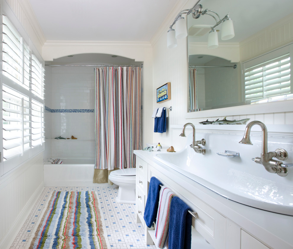 На фото: большая детская ванная комната в современном стиле с плиткой мозаикой, душем над ванной, накладной раковиной, фасадами с утопленной филенкой, белыми фасадами, ванной в нише, белой плиткой, белыми стенами и полом из мозаичной плитки с