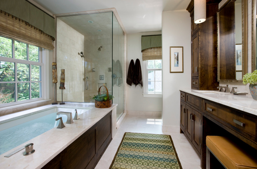 На фото: большая главная ванная комната в современном стиле с врезной раковиной, фасадами с утопленной филенкой, фасадами цвета дерева среднего тона, полновстраиваемой ванной, угловым душем, белой плиткой и белыми стенами