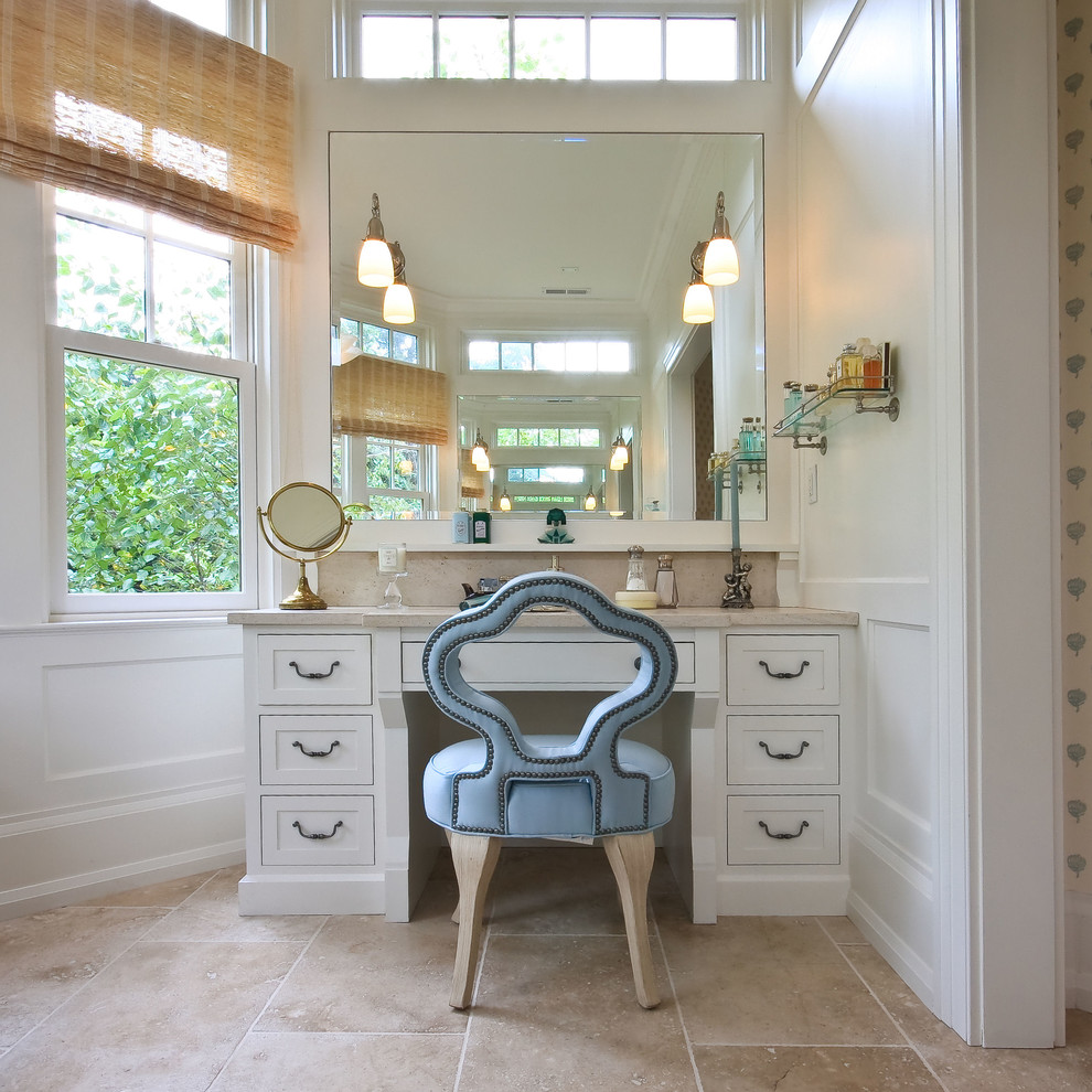Ejemplo de cuarto de baño rectangular clásico con armarios estilo shaker, puertas de armario blancas y paredes blancas