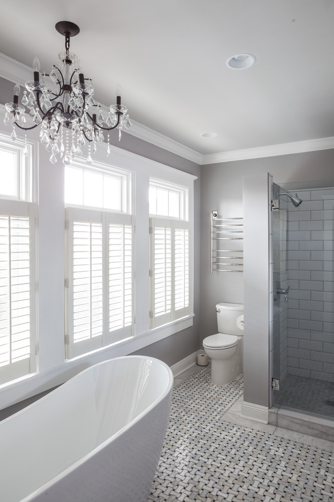 На фото: большая главная ванная комната в классическом стиле с врезной раковиной, фасадами островного типа, серыми фасадами, отдельно стоящей ванной, угловым душем, раздельным унитазом, черно-белой плиткой, плиткой мозаикой, серыми стенами и мраморным полом с