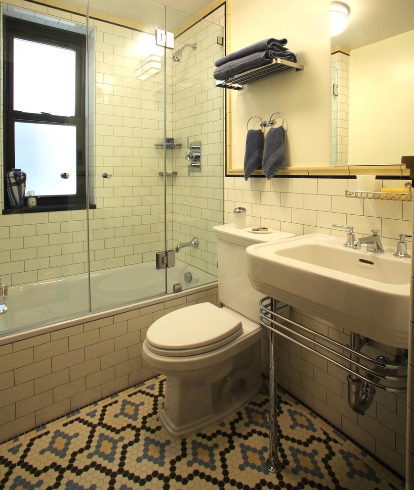 Bild på ett mellanstort vintage badrum med dusch, med öppna hyllor, en toalettstol med separat cisternkåpa, vita väggar, klinkergolv i keramik och ett piedestal handfat