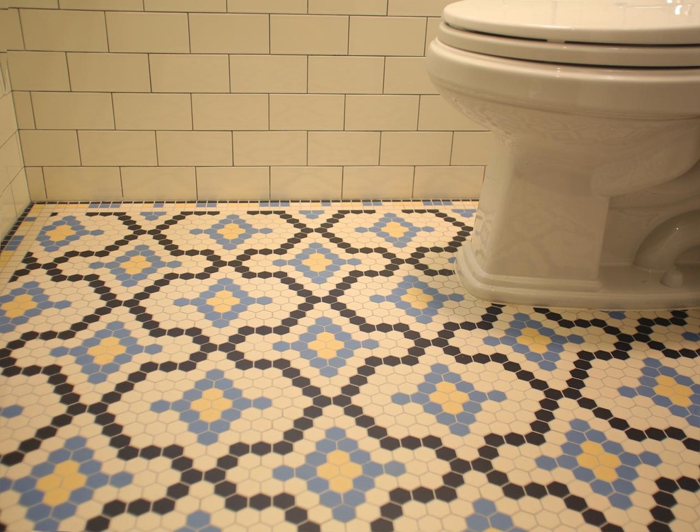 Foto di una stanza da bagno con doccia chic di medie dimensioni con nessun'anta, WC a due pezzi, pareti bianche, pavimento con piastrelle in ceramica e lavabo a colonna
