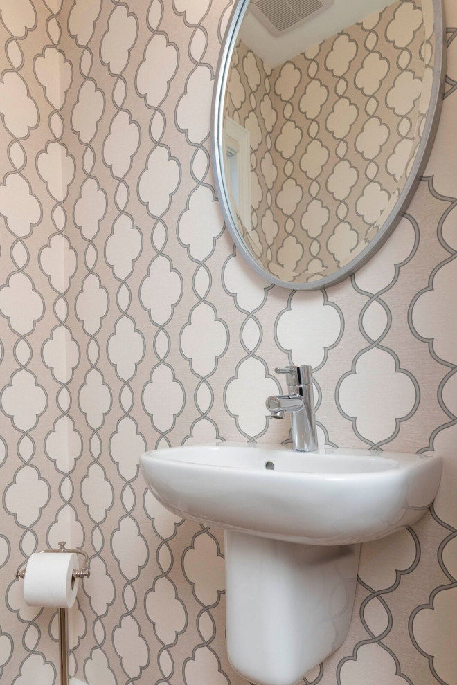 Imagen de cuarto de baño clásico renovado pequeño con sanitario de una pieza, baldosas y/o azulejos grises y lavabo suspendido