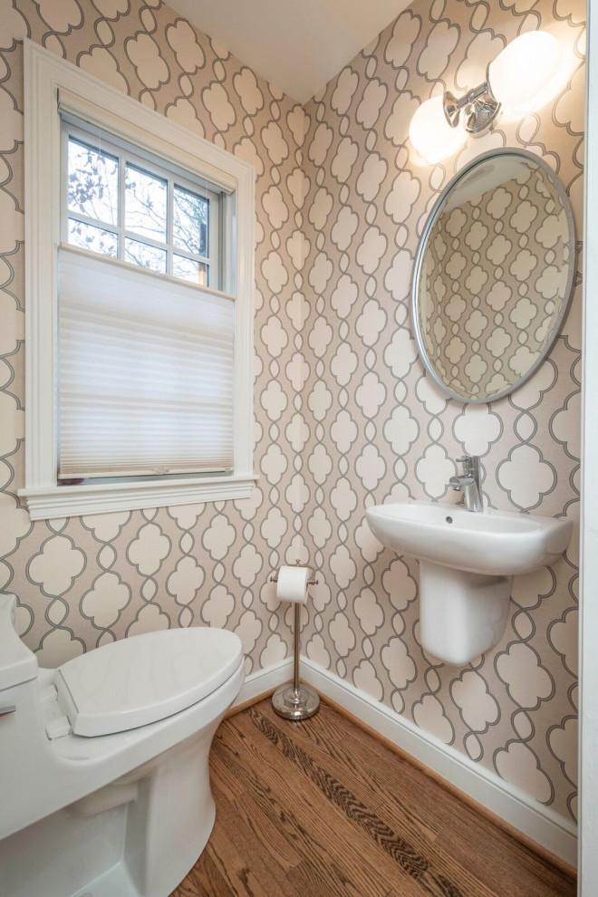 Modelo de cuarto de baño clásico renovado pequeño con sanitario de una pieza, baldosas y/o azulejos grises y lavabo suspendido