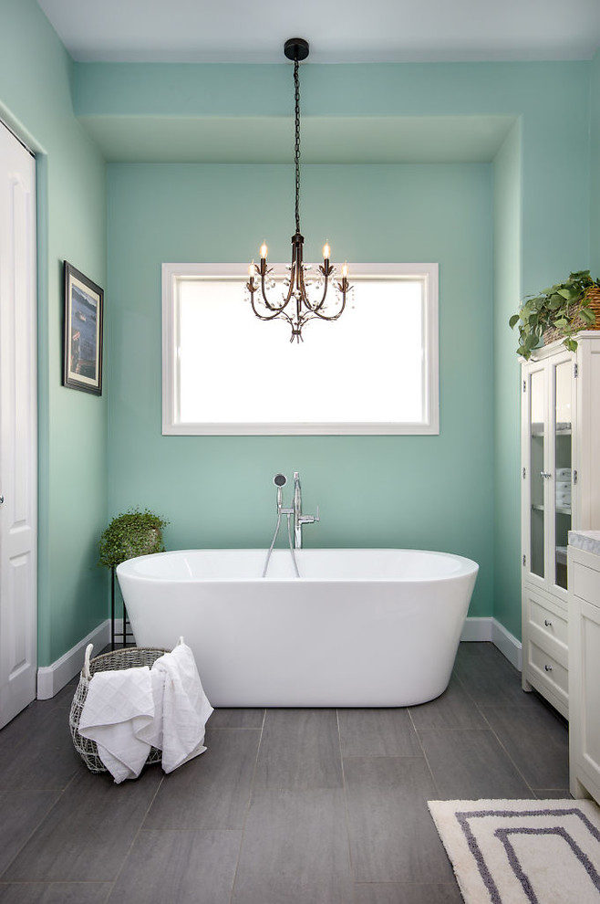Exempel på ett stort maritimt grå grått en-suite badrum, med luckor med infälld panel, vita skåp, ett fristående badkar, en hörndusch, gröna väggar, vinylgolv, ett undermonterad handfat, marmorbänkskiva, grått golv och dusch med skjutdörr