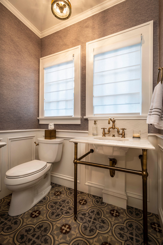 Exempel på ett litet klassiskt vit vitt badrum med dusch, med en toalettstol med separat cisternkåpa, grå väggar, cementgolv, ett konsol handfat, bänkskiva i kvarts och blått golv
