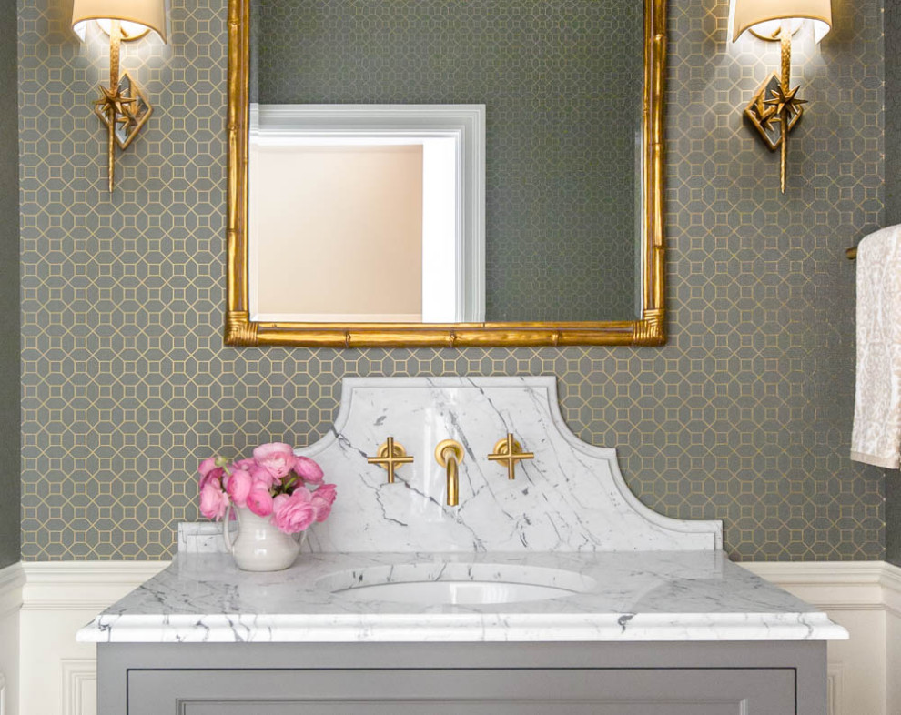 Idée de décoration pour une petite salle de bain tradition avec un placard à porte plane, des portes de placard grises, WC séparés, un mur gris, un sol en travertin, un lavabo encastré, un plan de toilette en marbre, un sol beige et un plan de toilette multicolore.