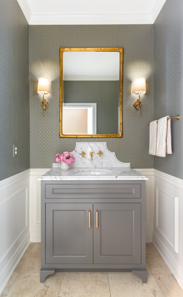 Пример оригинального дизайна: маленькая ванная комната в стиле неоклассика (современная классика) с плоскими фасадами, серыми фасадами, раздельным унитазом, серыми стенами, полом из травертина, душевой кабиной, врезной раковиной, мраморной столешницей, бежевым полом и разноцветной столешницей для на участке и в саду