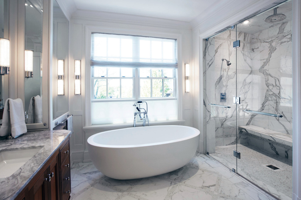 Идея дизайна: ванная комната в классическом стиле с врезной раковиной, фасадами в стиле шейкер, темными деревянными фасадами, отдельно стоящей ванной, душем без бортиков, белой плиткой и серой столешницей