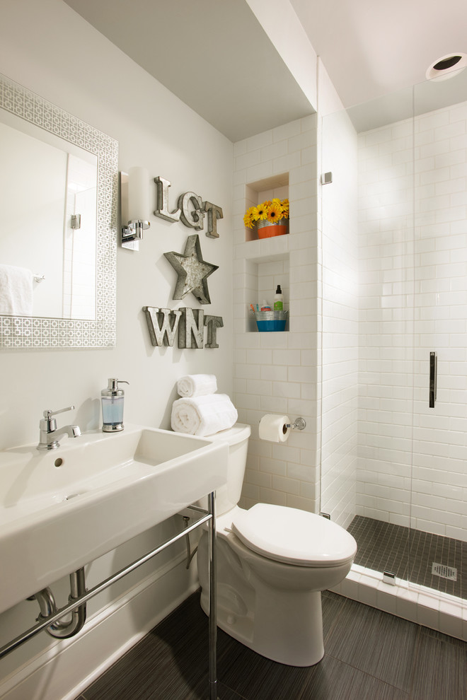Inredning av ett klassiskt litet badrum för barn, med ett konsol handfat, en dusch i en alkov, en toalettstol med separat cisternkåpa, vit kakel, keramikplattor, grå väggar, klinkergolv i keramik, luckor med infälld panel och vita skåp