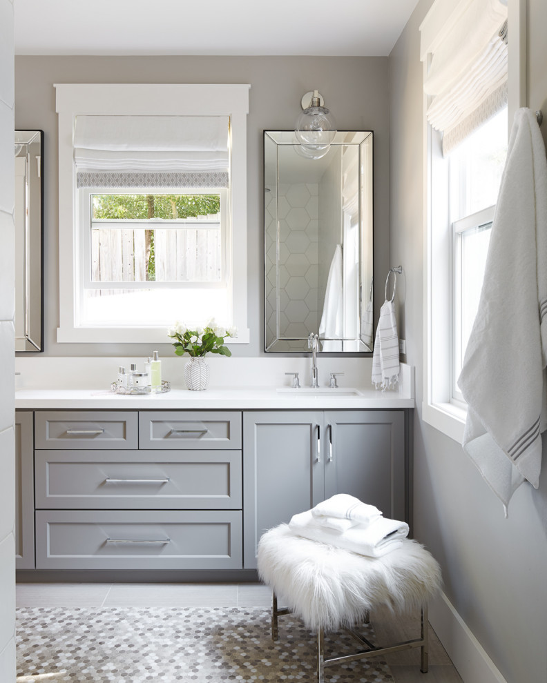 Modelo de cuarto de baño doble y a medida tradicional renovado grande con armarios estilo shaker, puertas de armario grises, paredes grises, aseo y ducha, lavabo bajoencimera, suelo gris y encimeras blancas