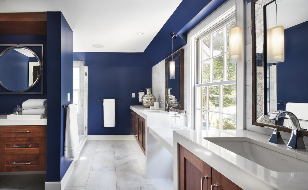 Идея дизайна: главная ванная комната в стиле неоклассика (современная классика) с фасадами в стиле шейкер, темными деревянными фасадами, синими стенами, врезной раковиной и душем в нише