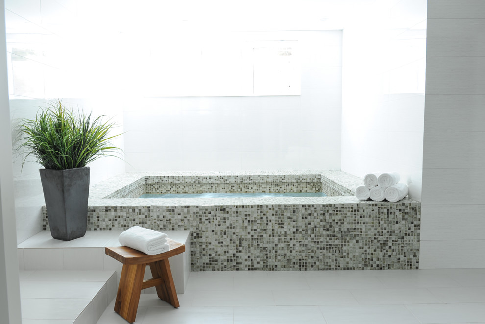 Esempio di una sauna tradizionale di medie dimensioni con vasca da incasso, piastrelle multicolore, lastra di vetro, pareti grigie e pavimento in gres porcellanato