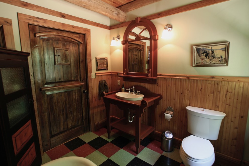 Ejemplo de cuarto de baño rústico grande con armarios con paneles empotrados, bañera exenta, paredes beige, suelo de linóleo, aseo y ducha, lavabo con pedestal y encimera de acrílico