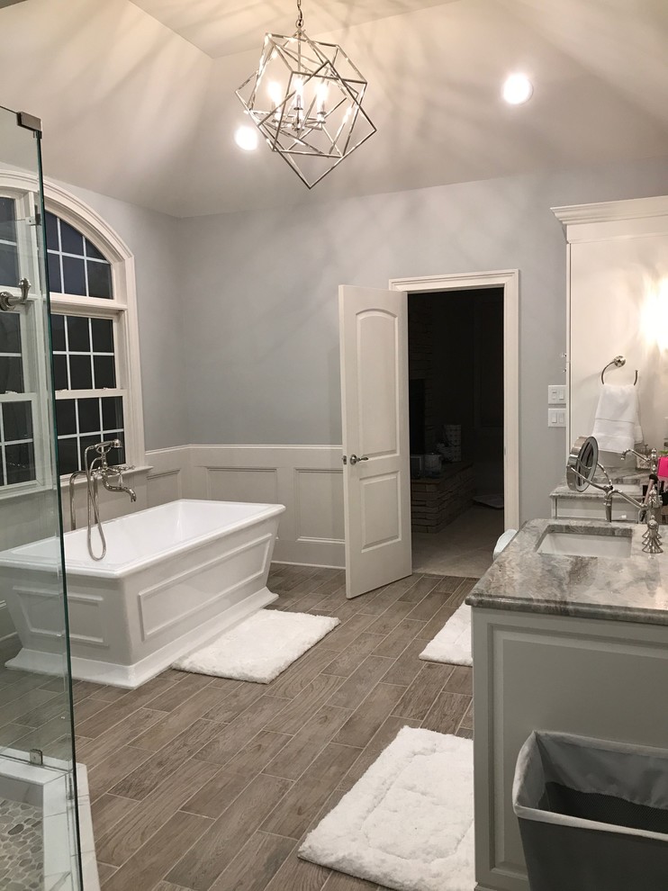 Modelo de cuarto de baño rústico con ducha esquinera, baldosas y/o azulejos blancos, baldosas y/o azulejos de porcelana y suelo de baldosas de porcelana