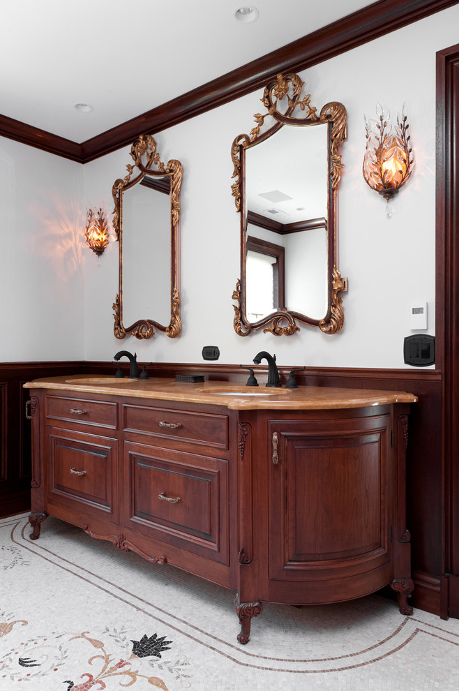 На фото: ванная комната в классическом стиле с плиткой мозаикой с