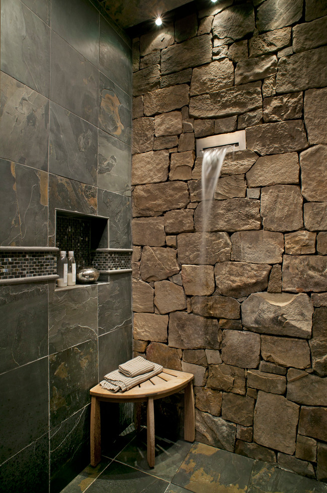 他の地域にあるラスティックスタイルのおしゃれな浴室 (スレートタイル) の写真