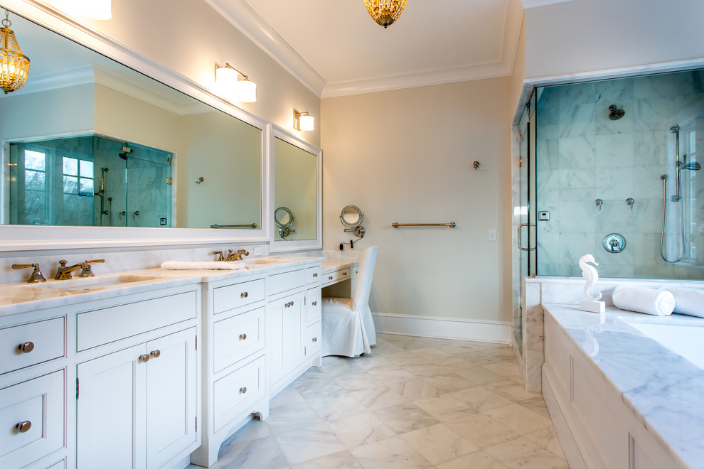 Inspiration för ett stort vintage en-suite badrum, med luckor med profilerade fronter, vita skåp, ett undermonterat badkar, en hörndusch, beige väggar, marmorgolv, ett undermonterad handfat och marmorbänkskiva