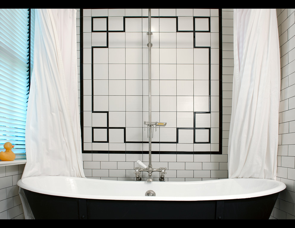 Exempel på ett klassiskt badrum, med ett badkar med tassar, vit kakel och tunnelbanekakel