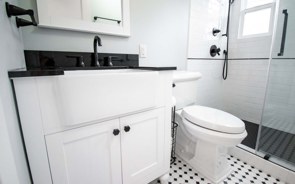 Inspiration pour une petite salle de bain traditionnelle avec un placard à porte shaker, des portes de placard blanches, WC séparés, un carrelage blanc, un carrelage métro, un mur blanc, un sol en carrelage de céramique, un lavabo encastré, un plan de toilette en quartz modifié, un sol blanc, une cabine de douche à porte coulissante, un plan de toilette noir, une niche, meuble simple vasque et meuble-lavabo sur pied.