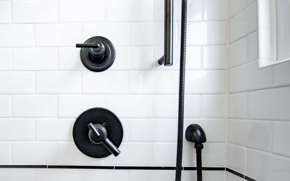 Inspiration för ett litet vintage svart svart badrum med dusch, med skåp i shakerstil, vita skåp, en dusch i en alkov, en toalettstol med separat cisternkåpa, vit kakel, tunnelbanekakel, vita väggar, klinkergolv i keramik, ett undermonterad handfat, bänkskiva i kvarts, vitt golv och dusch med skjutdörr