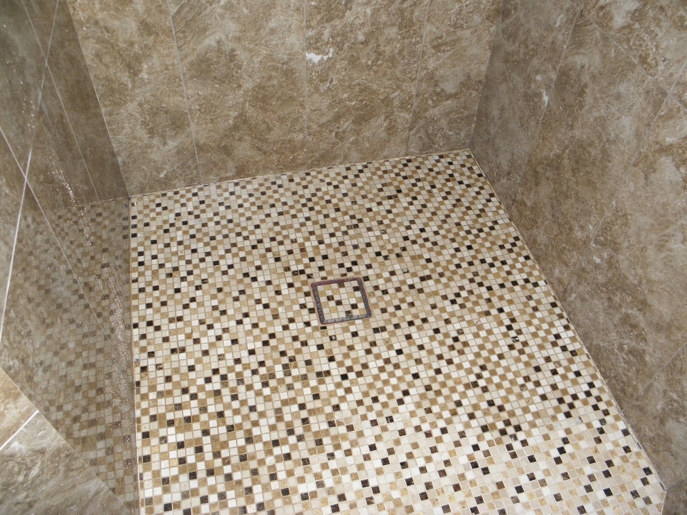 Idées déco pour une salle de bain principale classique de taille moyenne avec un placard avec porte à panneau surélevé, des portes de placard blanches, une baignoire posée, une douche d'angle, un urinoir, un carrelage marron, des carreaux de porcelaine, un mur marron, un sol en carrelage de porcelaine, un lavabo posé et un plan de toilette en granite.