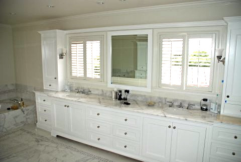 Inspiration för stora moderna en-suite badrum, med ett nedsänkt handfat, vita skåp, marmorbänkskiva, ett platsbyggt badkar, en öppen dusch, grå kakel, porslinskakel, vita väggar och marmorgolv