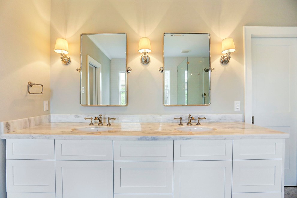 Esempio di una stanza da bagno padronale design di medie dimensioni con ante in stile shaker, ante bianche, pareti bianche e top in marmo