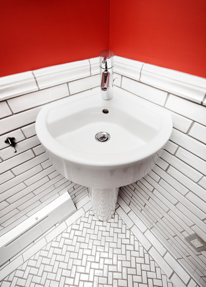 ミネアポリスにある高級な小さなトラディショナルスタイルのおしゃれな浴室 (白いタイル、サブウェイタイル、セラミックタイルの床、ペデスタルシンク) の写真