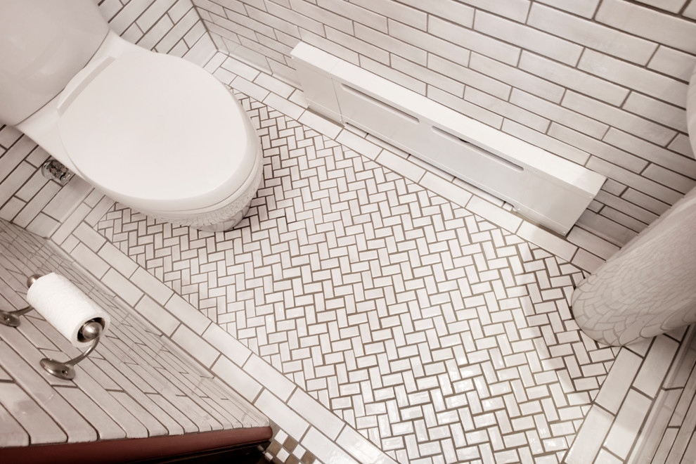 Exempel på ett amerikanskt badrum, med vit kakel, tunnelbanekakel, vita väggar och klinkergolv i keramik