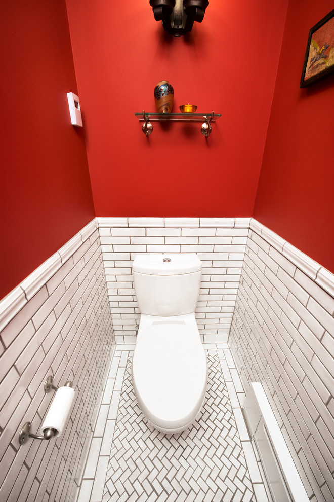 Esempio di una piccola stanza da bagno con doccia american style con piastrelle bianche, piastrelle diamantate e pavimento con piastrelle in ceramica