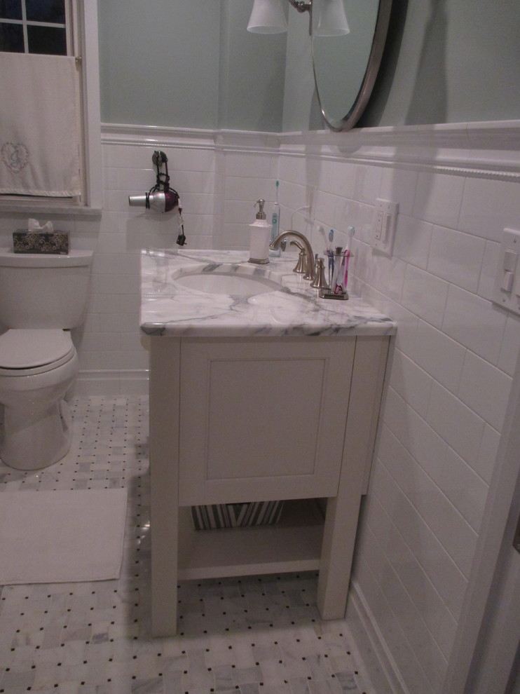 Kleines Klassisches Duschbad mit verzierten Schränken, weißen Schränken, weißen Fliesen, Metrofliesen, grauer Wandfarbe, Marmorboden, Unterbauwaschbecken, Marmor-Waschbecken/Waschtisch, grauem Boden und grauer Waschtischplatte in Providence