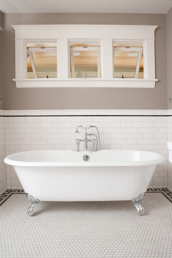 На фото: большая главная ванная комната в классическом стиле с ванной на ножках, плиткой кабанчик, белой плиткой, полом из мозаичной плитки, белым полом, раздельным унитазом, серыми стенами, раковиной с пьедесталом, угловым душем и открытым душем с