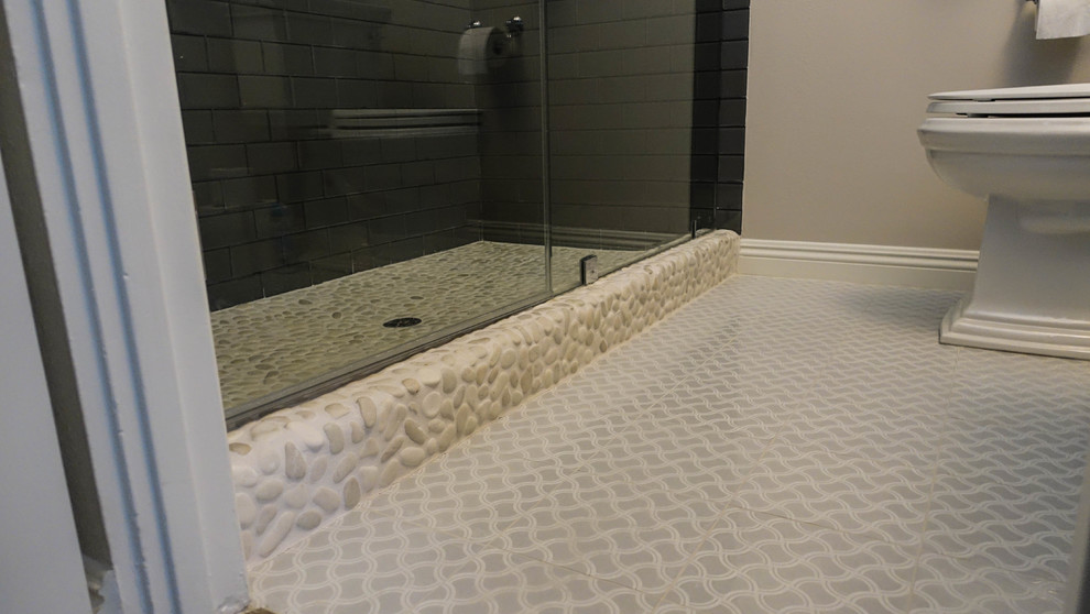Landhaus Badezimmer mit Marmor-Waschbecken/Waschtisch in Los Angeles