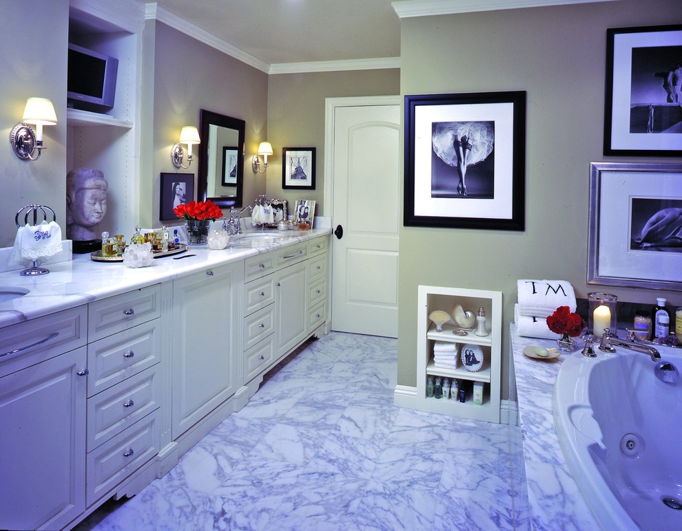 Modelo de cuarto de baño clásico con armarios con paneles con relieve, puertas de armario blancas, bañera encastrada y baldosas y/o azulejos blancos