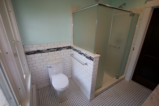 Exempel på ett mellanstort klassiskt badrum med dusch, med ett undermonterad handfat, luckor med upphöjd panel, svarta skåp, marmorbänkskiva, en dusch i en alkov, en toalettstol med hel cisternkåpa, vit kakel, tunnelbanekakel, gröna väggar och mosaikgolv