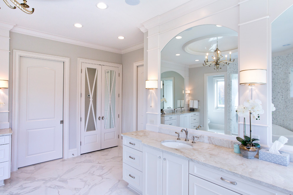 Стильный дизайн: огромная главная ванная комната в классическом стиле с фасадами с декоративным кантом, белыми фасадами, отдельно стоящей ванной, двойным душем, серой плиткой, зеркальной плиткой, серыми стенами, мраморным полом, врезной раковиной, столешницей из искусственного кварца, белым полом и открытым душем - последний тренд