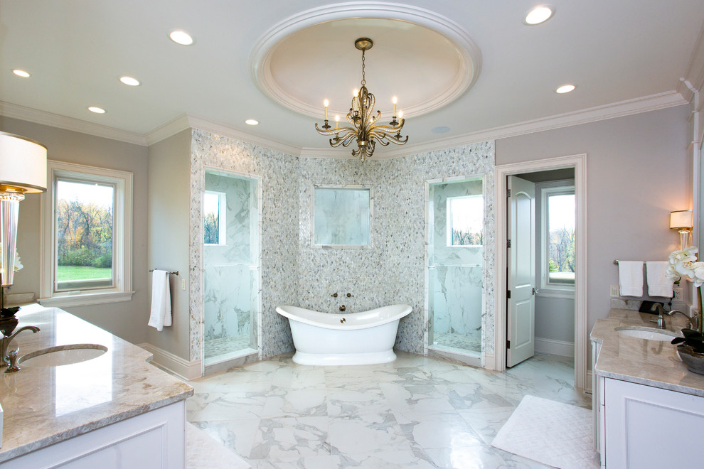 Exemple d'une très grande salle de bain principale chic avec un placard à porte affleurante, des portes de placard blanches, une baignoire indépendante, une douche double, un carrelage gris, des carreaux de miroir, un mur gris, un sol en marbre, un lavabo encastré, un plan de toilette en quartz modifié, un sol blanc et aucune cabine.