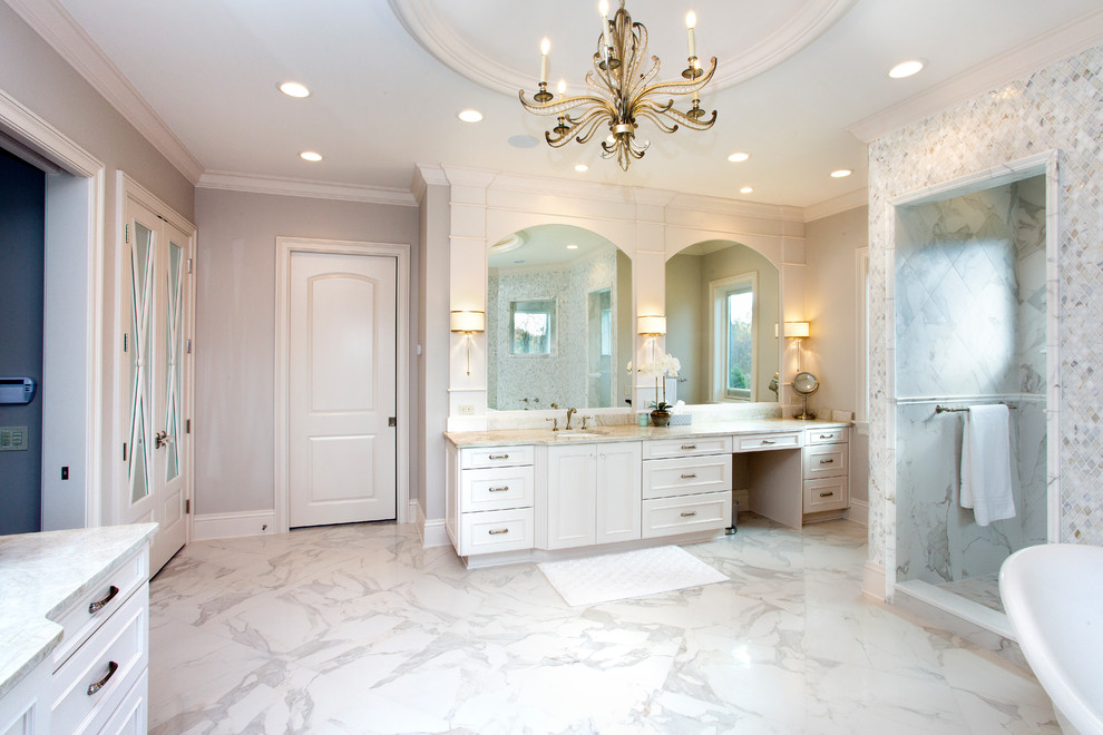 Пример оригинального дизайна: огромная главная ванная комната в классическом стиле с фасадами с декоративным кантом, белыми фасадами, отдельно стоящей ванной, двойным душем, серой плиткой, зеркальной плиткой, серыми стенами, мраморным полом, врезной раковиной, столешницей из искусственного кварца, белым полом и открытым душем